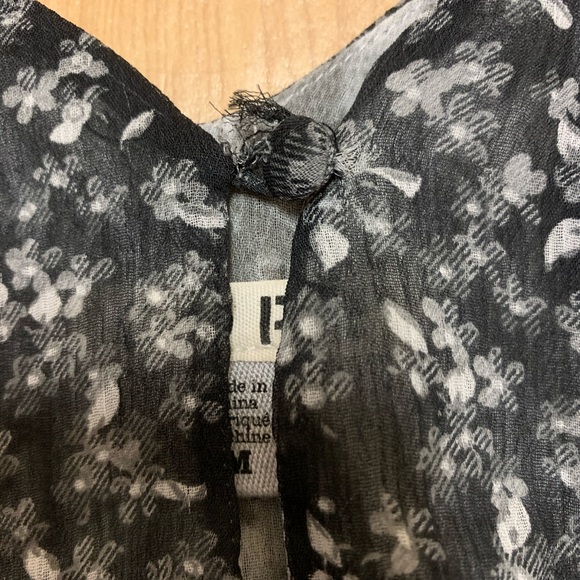 โSOLDโ ๐ฆ 3/$9 Cope (Urban Outfitters) Floral crop top - Picture 3 of 4